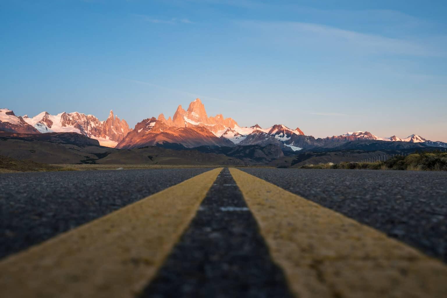 La carretera hacia El Chaltén con el Fitz Roy iluminado.