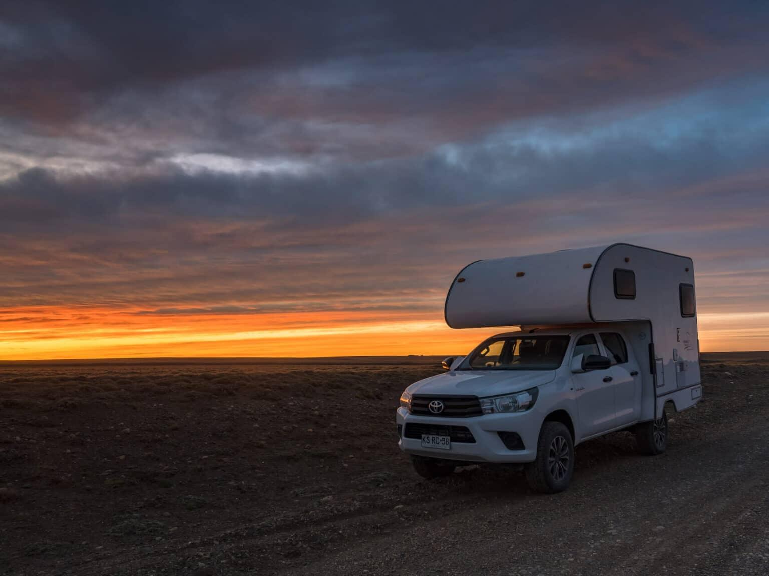 Una camper pickup en una carretera en Chile a la luz de la tarde.