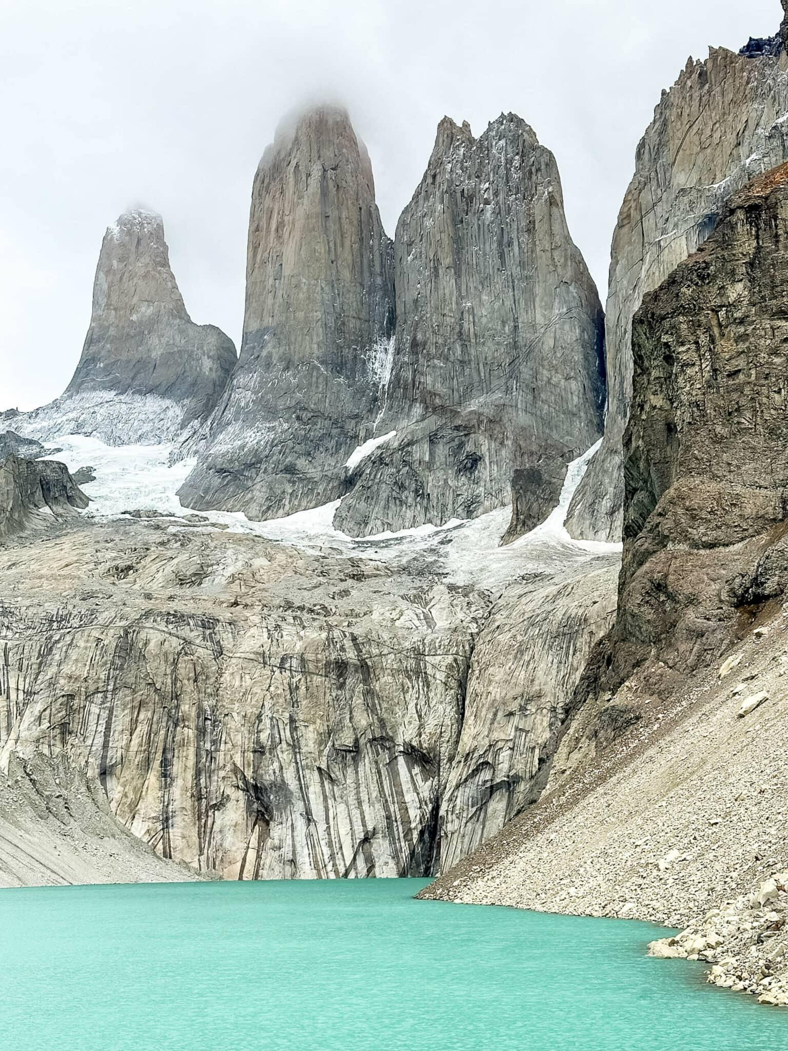 El lago de montaña en el Mirador Base Las Torres.