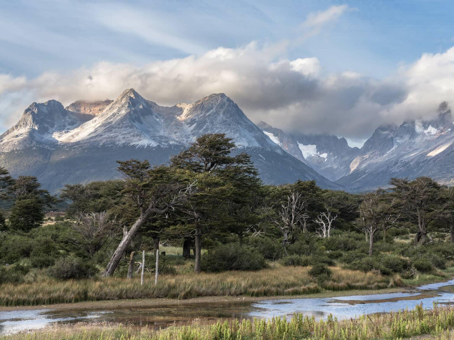 Una cordillera con un río en Tierra del Fuego.