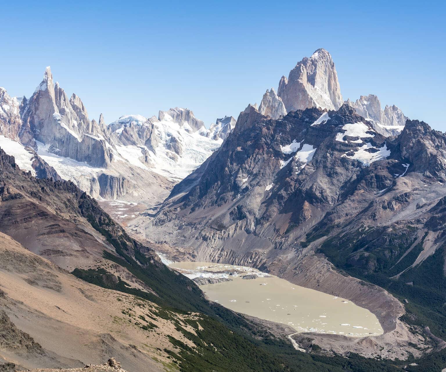 Vista desde Loma Del Pliegue Tumbado sobre la Laguna Torre y el Cerro Torre.
