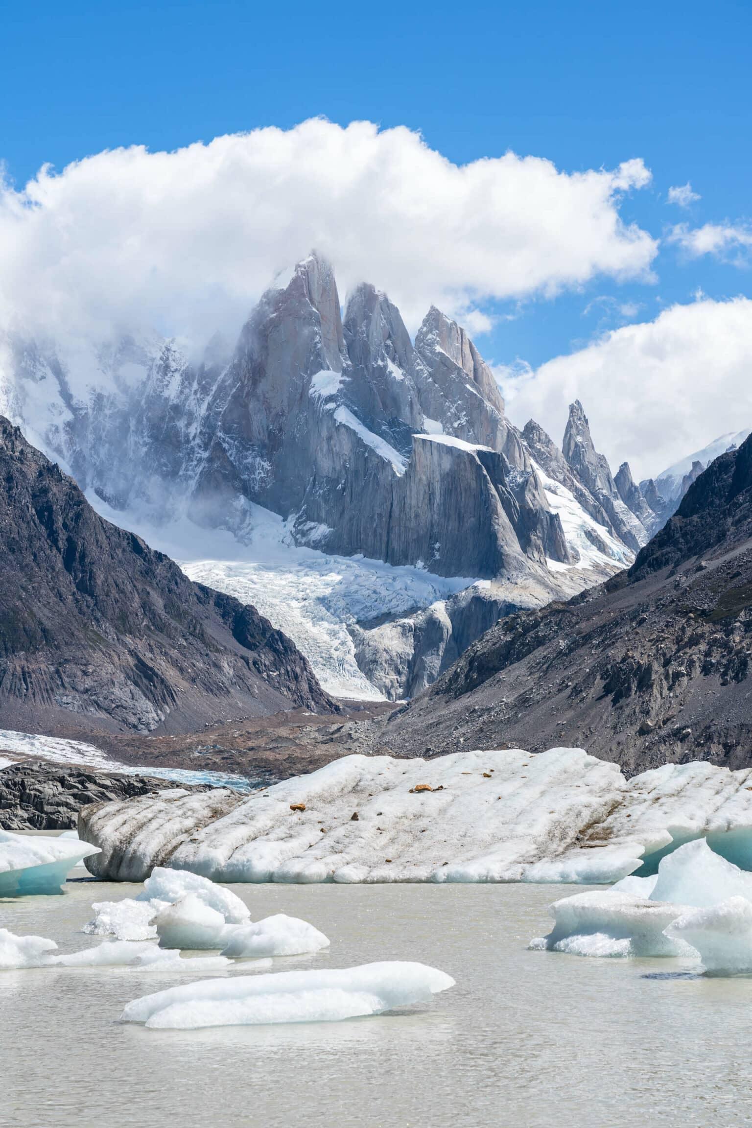 Vista sobre la Laguna Torre con montañas al fondo.