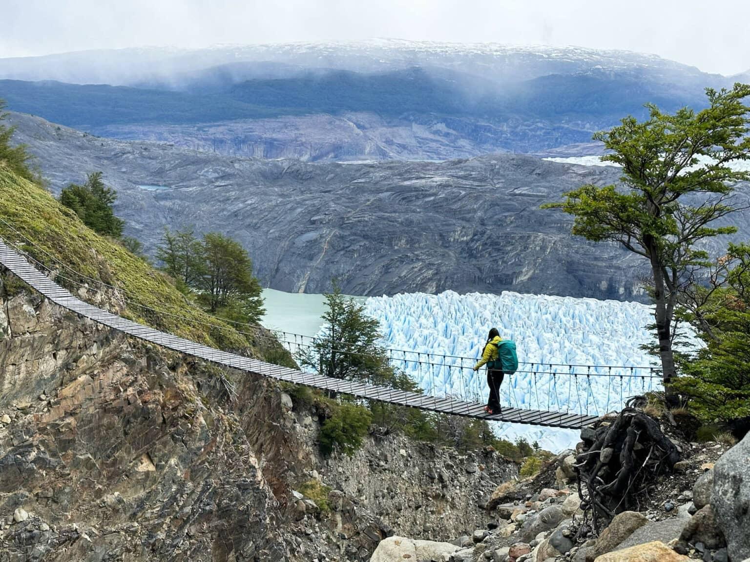 La blogger de viajes Biggi Bauer en un puente colgante en el glaciar Grey.