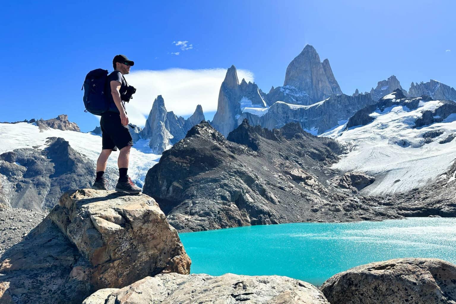El blogger de viajes Florian Westermann en la Laguna de los Tres con el Fitz Roy.