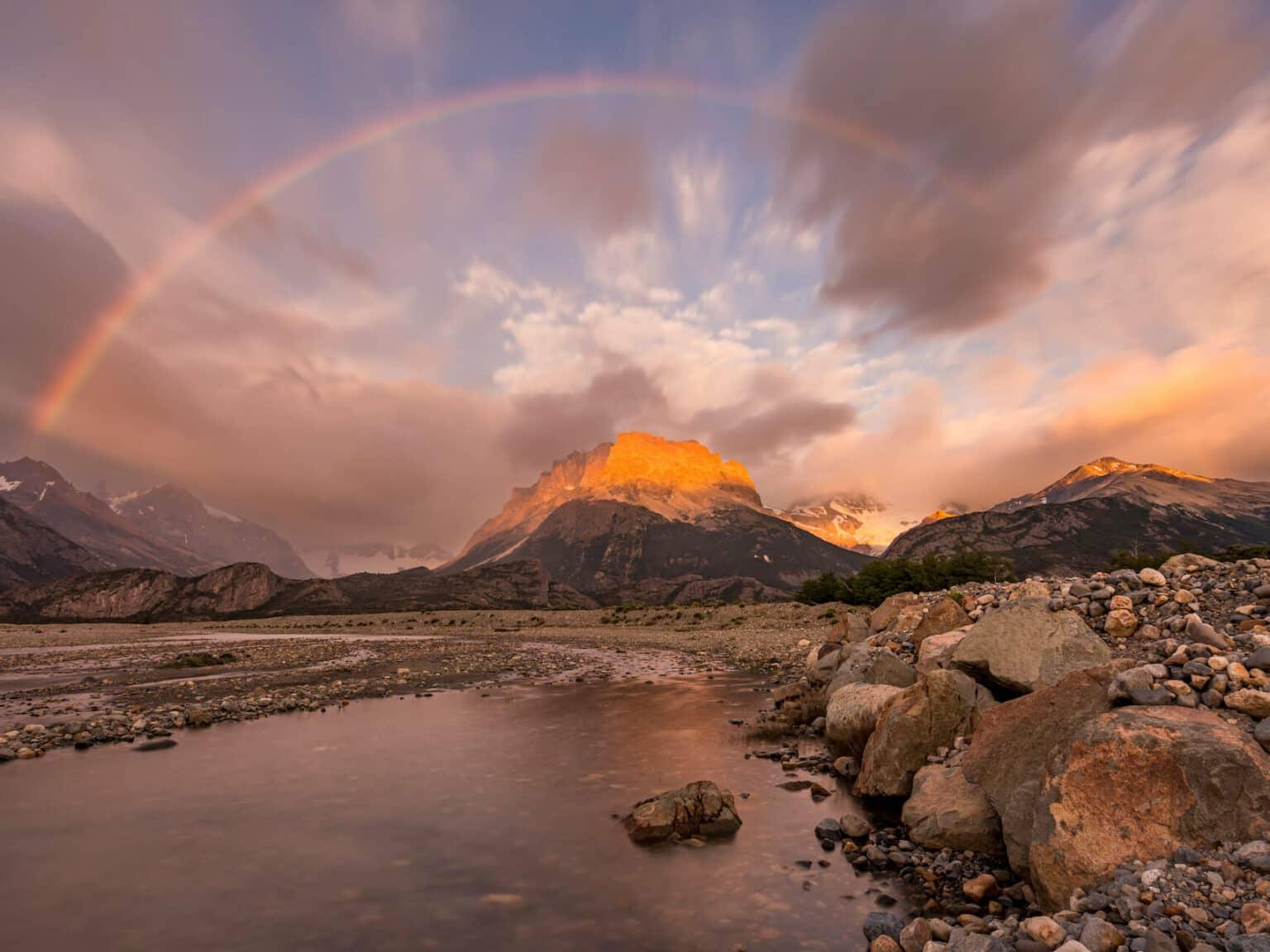 Un arco iris sobre una montaña cerca de El Chaltén.