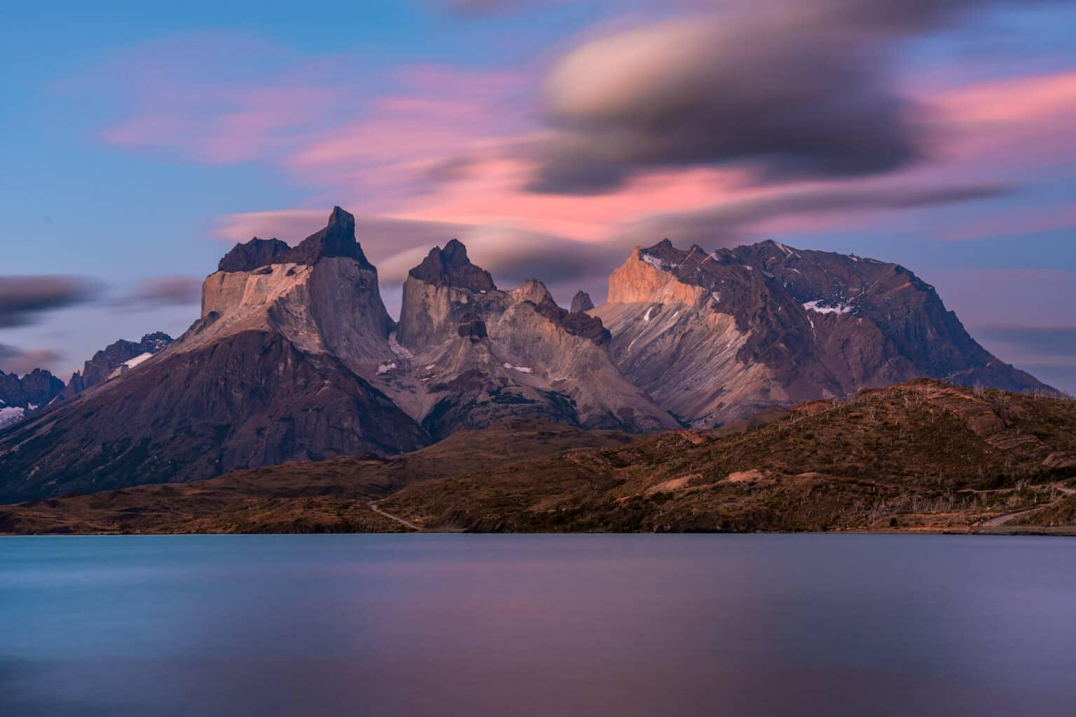 Vista sobre el Lago Pehoé en el Parque Nacional Torres del Paine con las montañas.