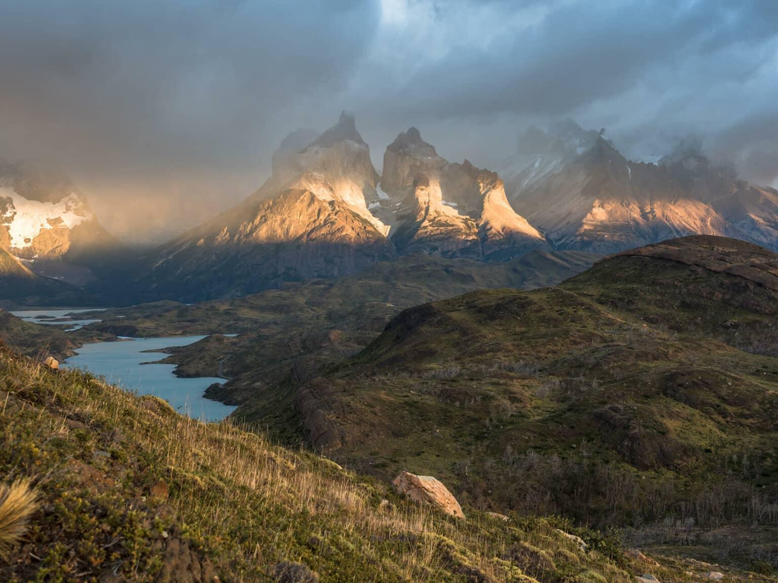 Amanecer en el Parque Nacional Torres del Paine en Chile