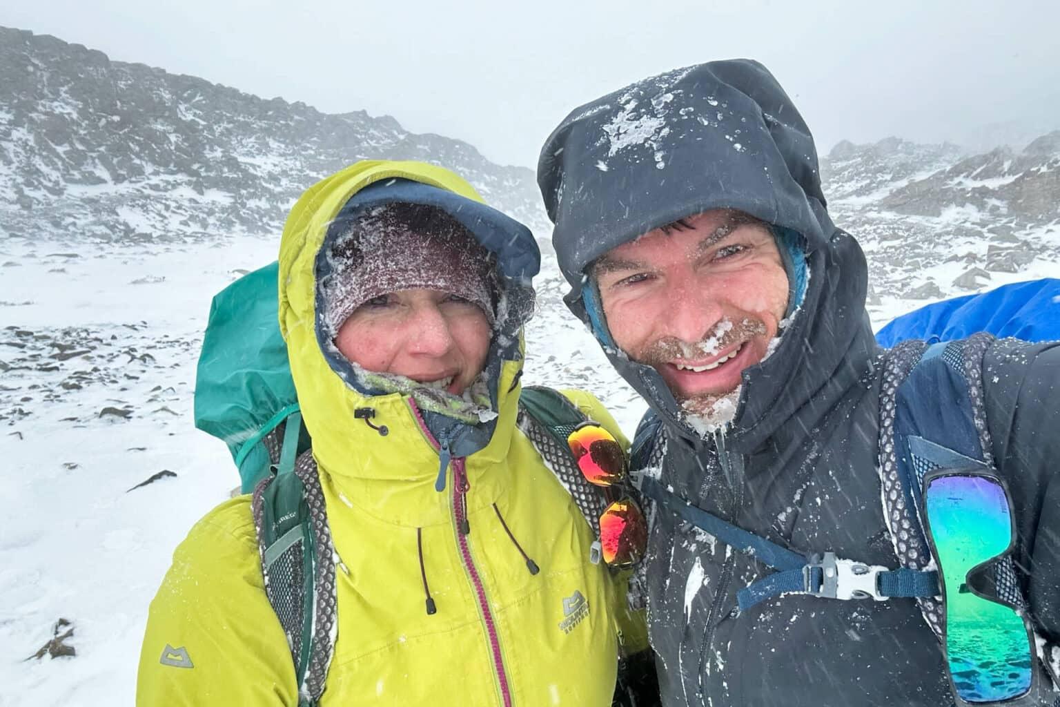 Los bloggers de viajes Biggi Bauer y Florian Westermann en una tormenta de nieve en las montañas de la Patagonia.