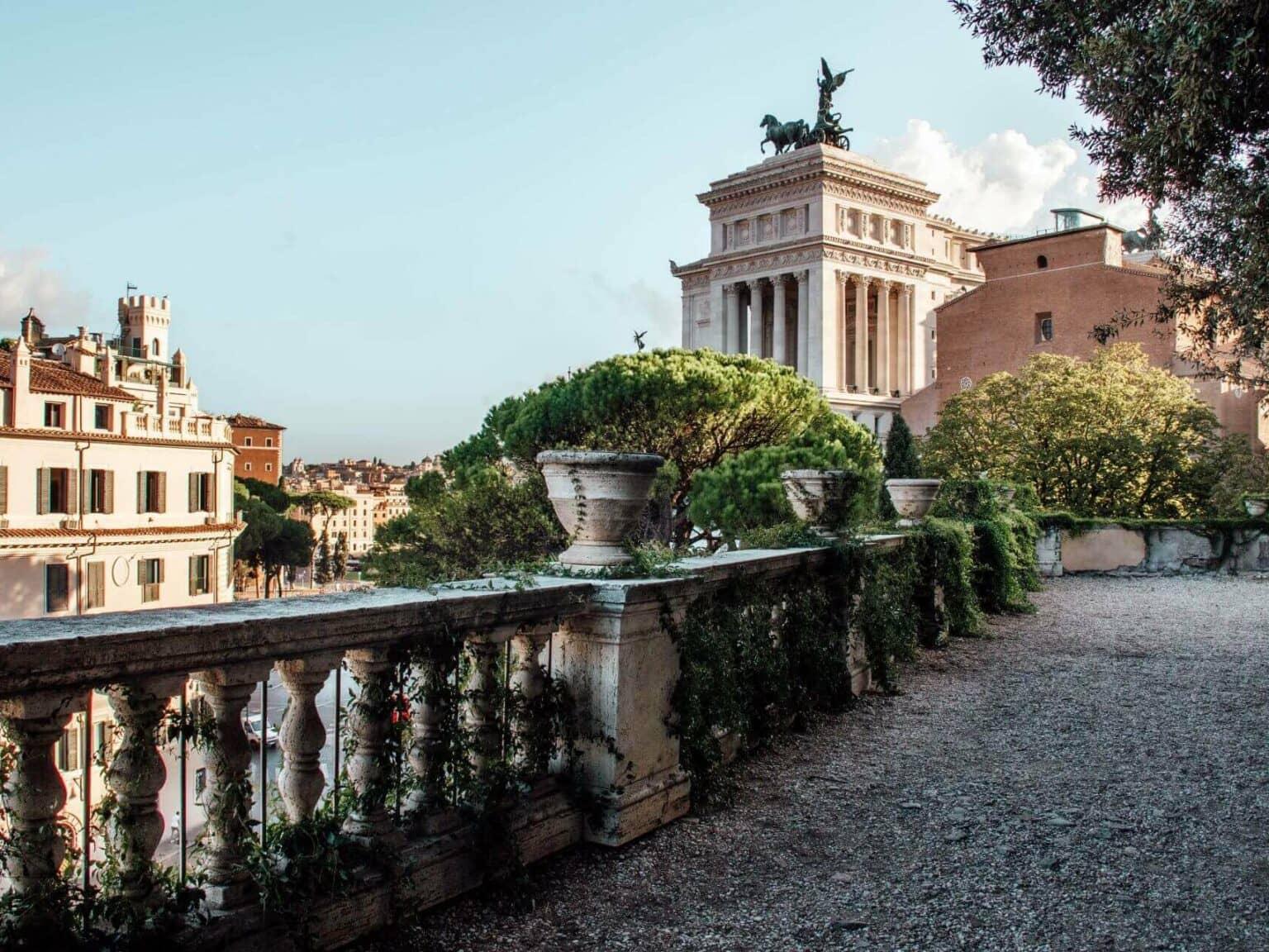 Vista de edificios antiguos en el parque del Palacio Caffarelli en Roma.
