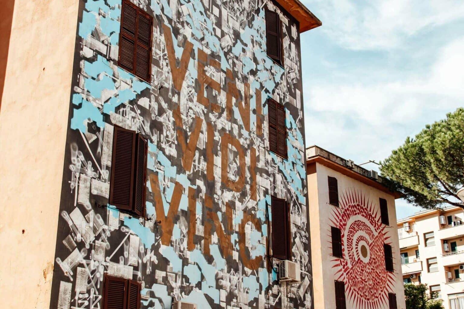 Un lugar de arte urbano en Roma - una pared de casa con escritura marrón.