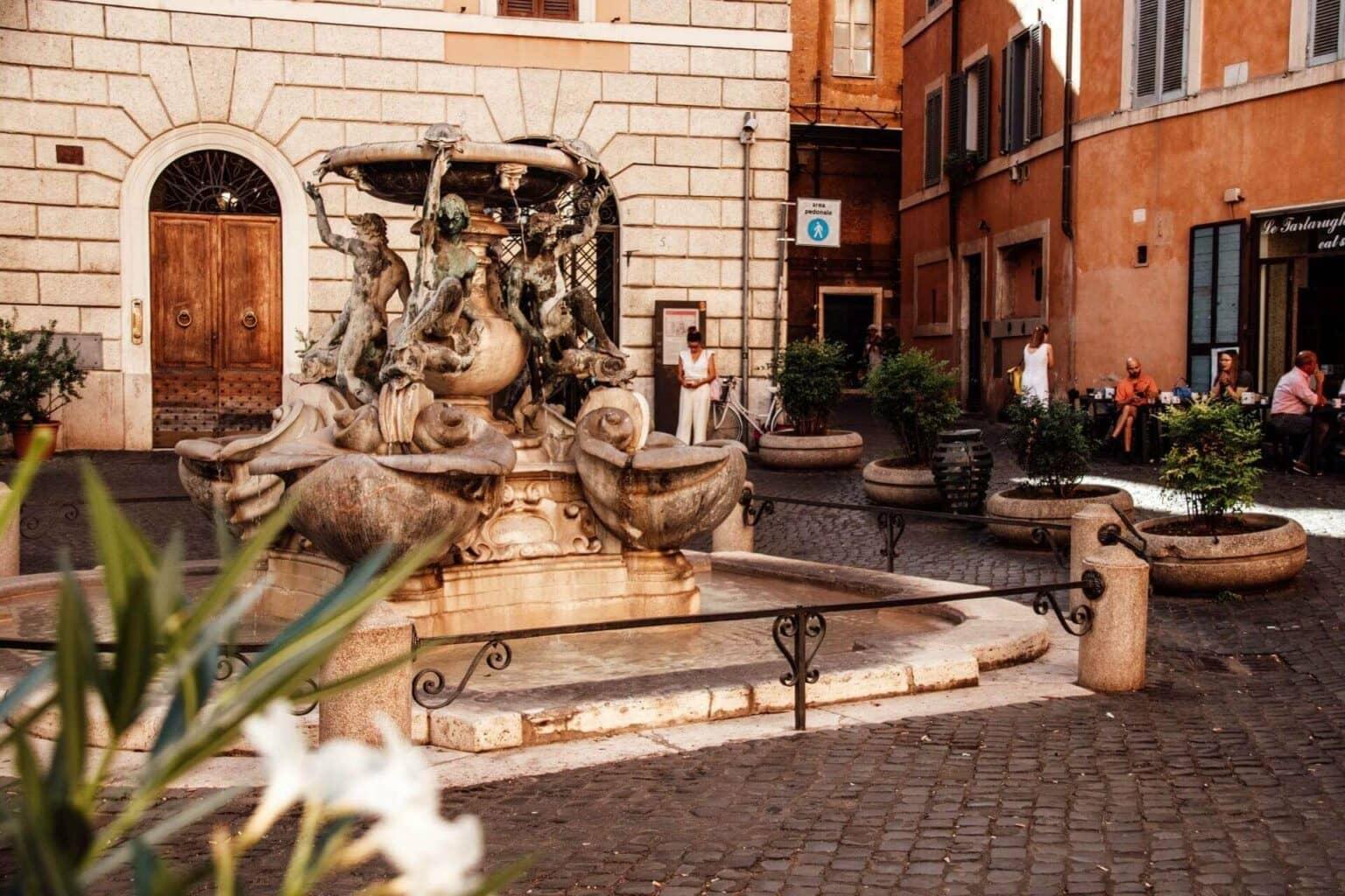 La fuente de las tortugas en el centro de la Piazza Mattei en Roma.