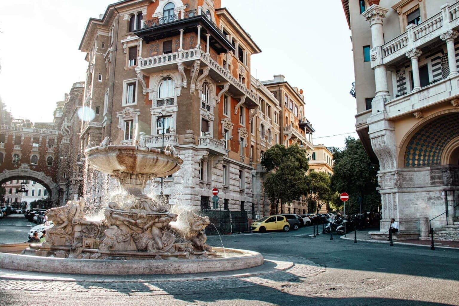 Una fuente rodeada de edificios de estilo modernista en el barrio Trieste de Roma.