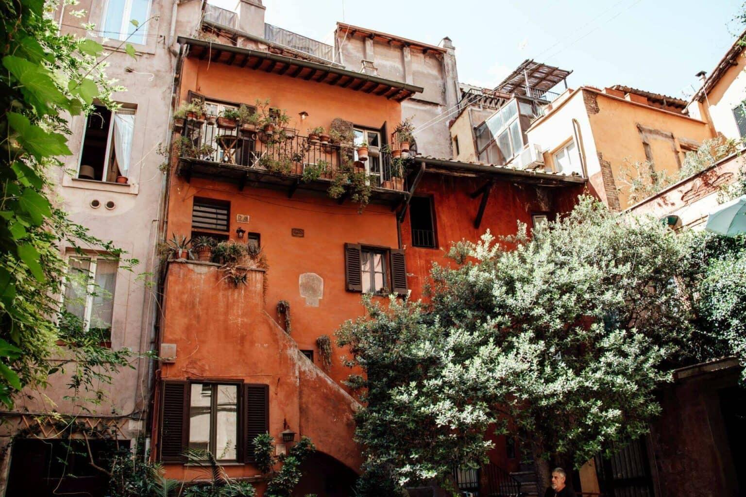 Una casa naranja en un patio cercano al Campo de' Fiori en Roma.