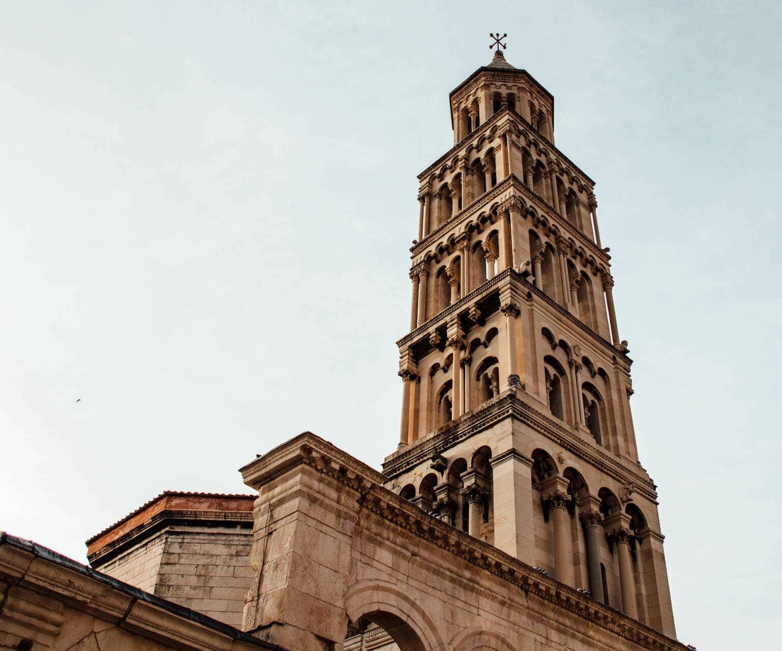 La vista del campanario de la catedral en Split.