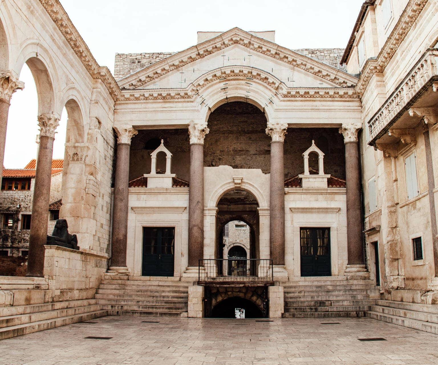 Con su impresionante arquitectura, el vestíbulo es una atracción popular.