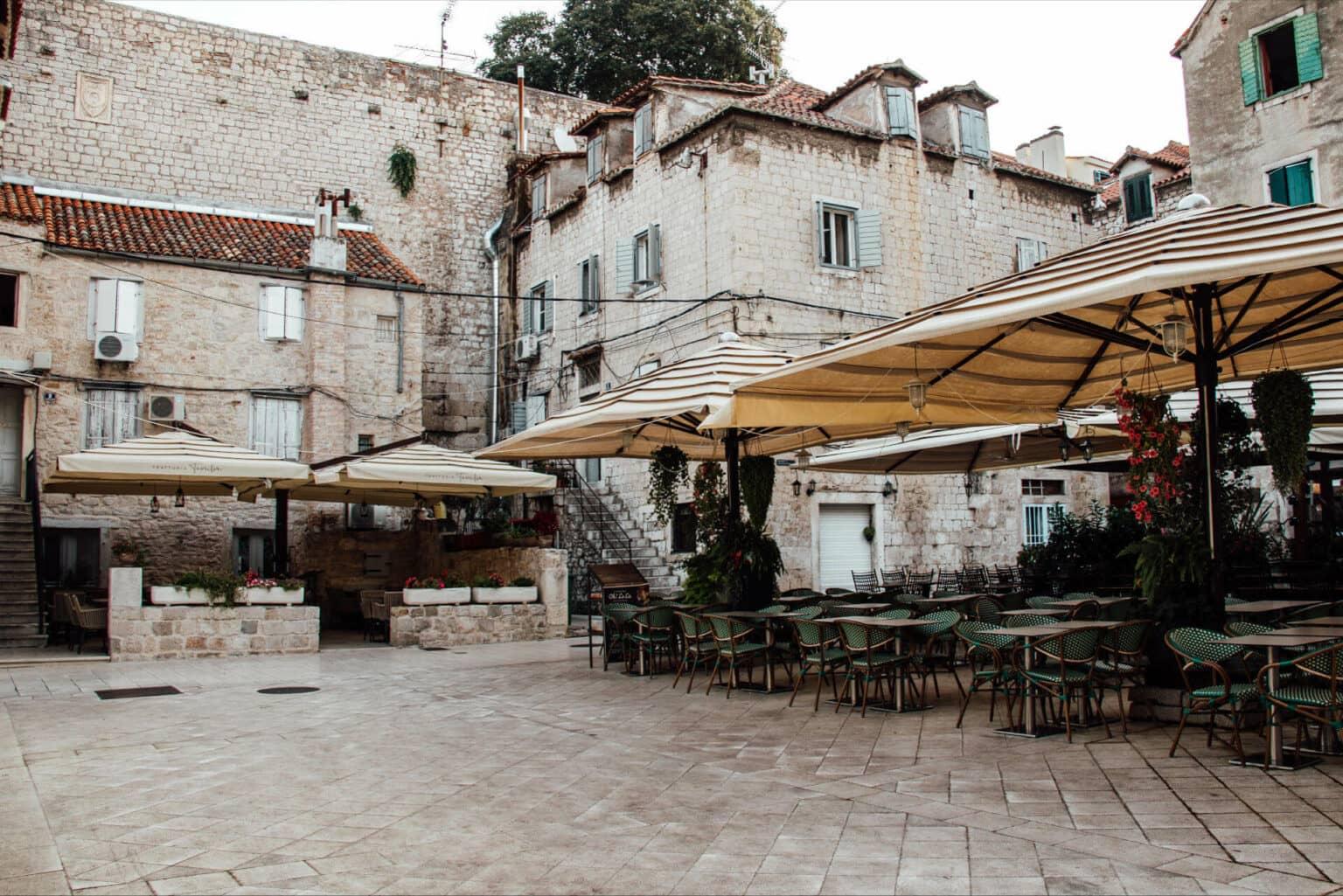El exterior de un restaurante en Split invita a comer.