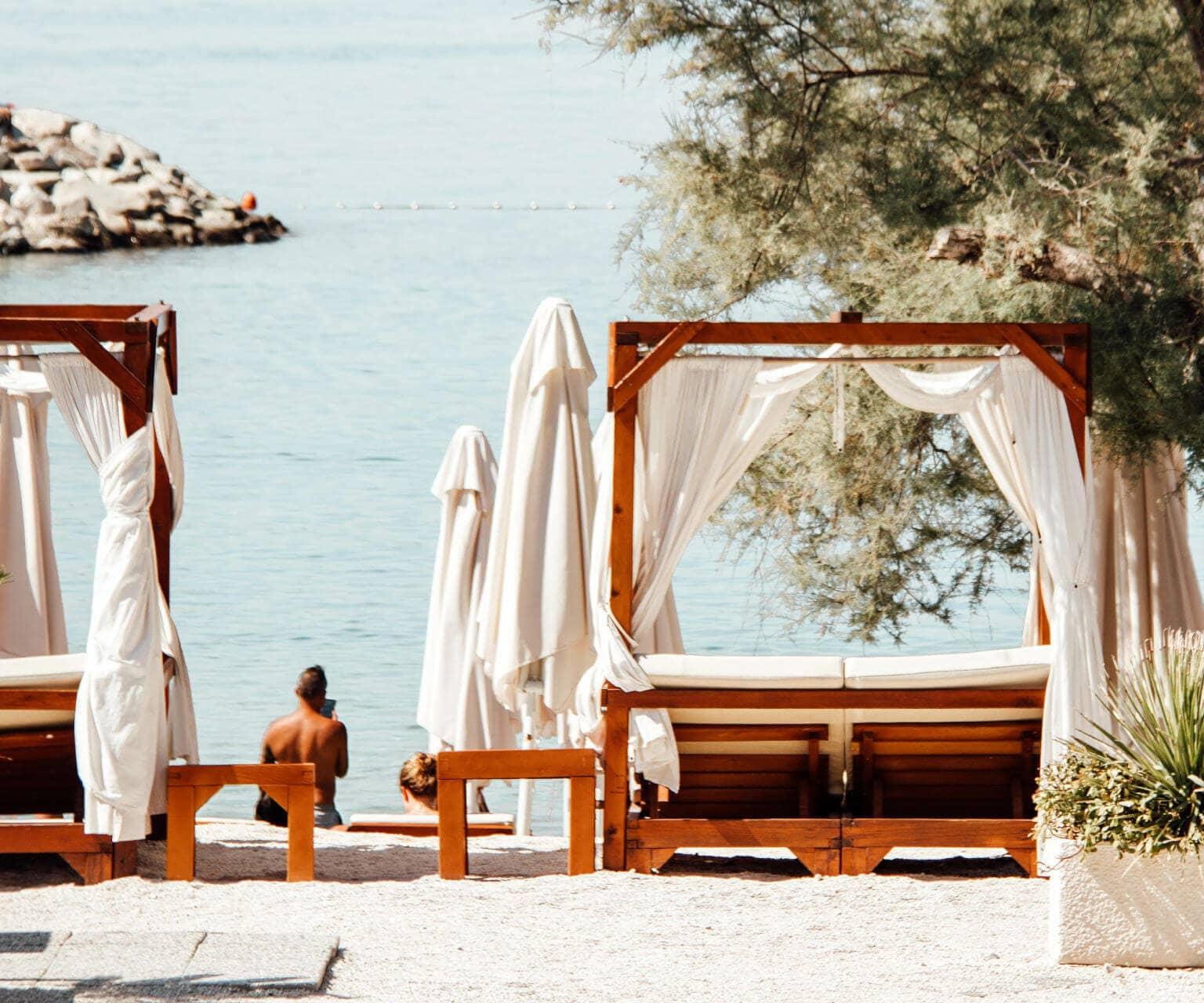 En la playa Kasjuni de Split hay numerosas tumbonas para relajarse.