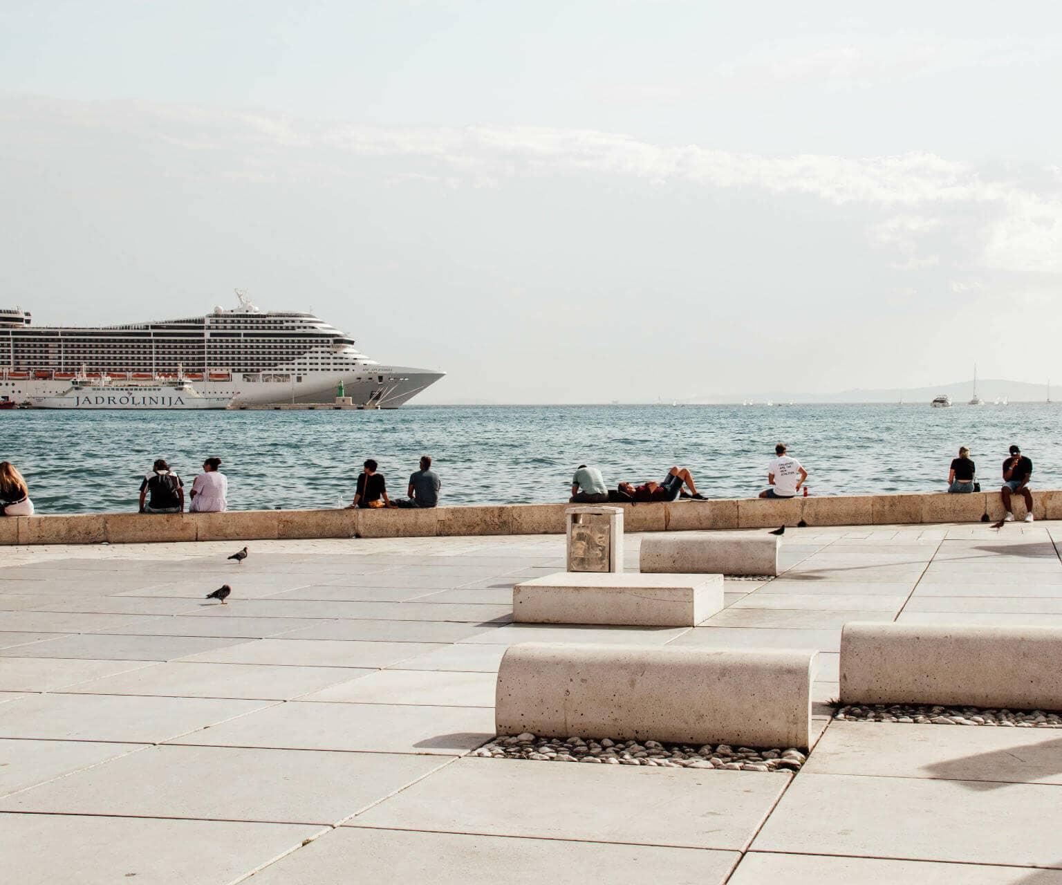 Desde el paseo marítimo se puede disfrutar de la vista al agua y a los barcos que pasan.