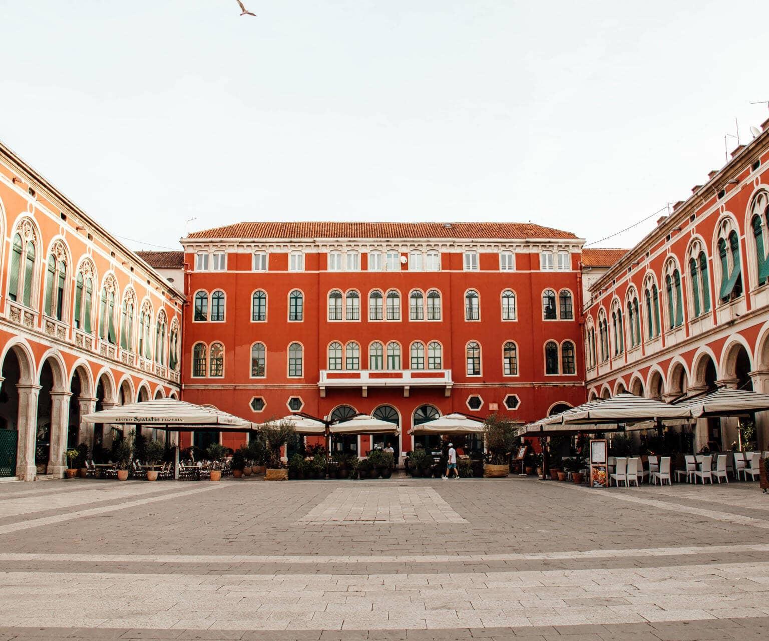 La plaza de la República en Split está rodeada de magníficos edificios rojizos.