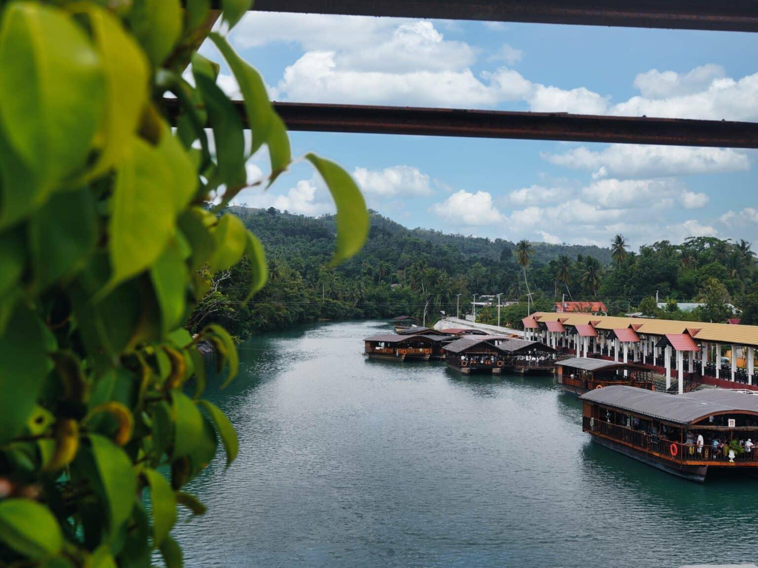 Los barcos de madera se alinean a lo largo del río Loboc en Bohol.