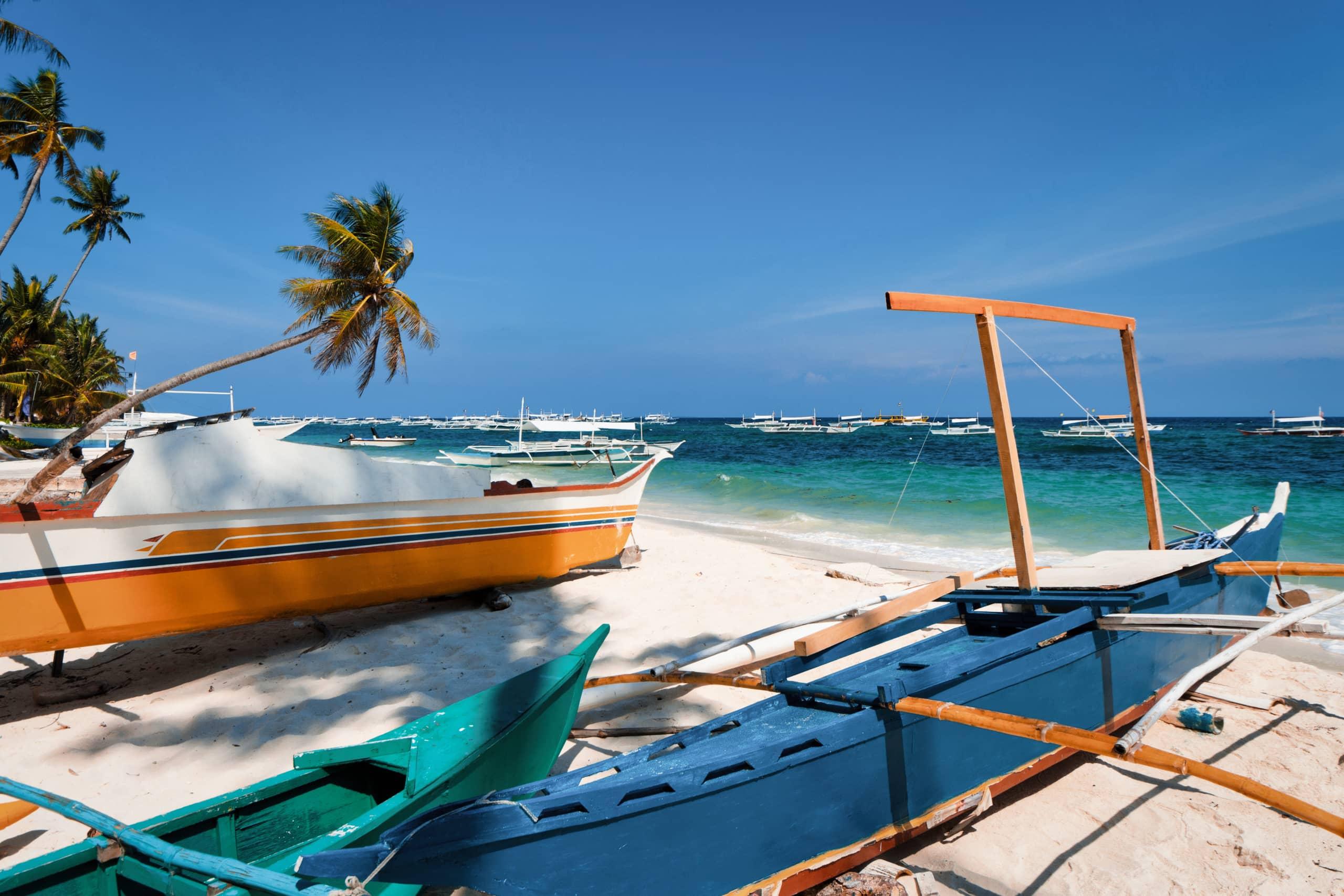 En la playa Alona en Bohol, los barcos se alinean en la playa Alona.