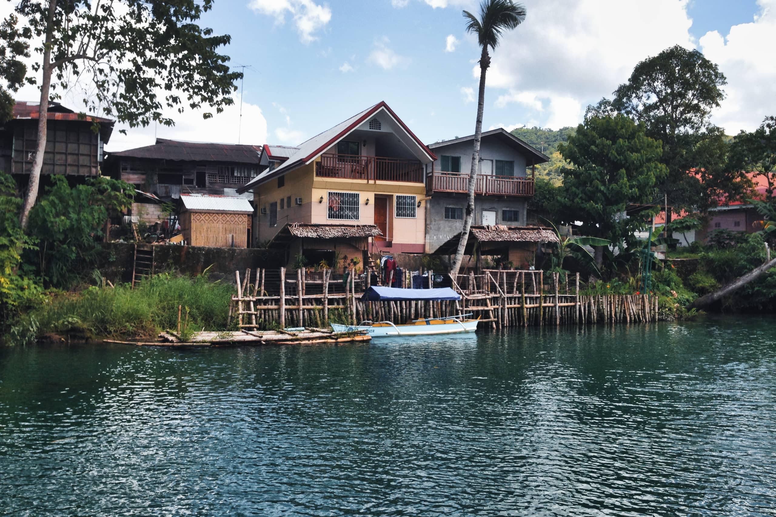 Casas a lo largo del río Loboc en Bohol.