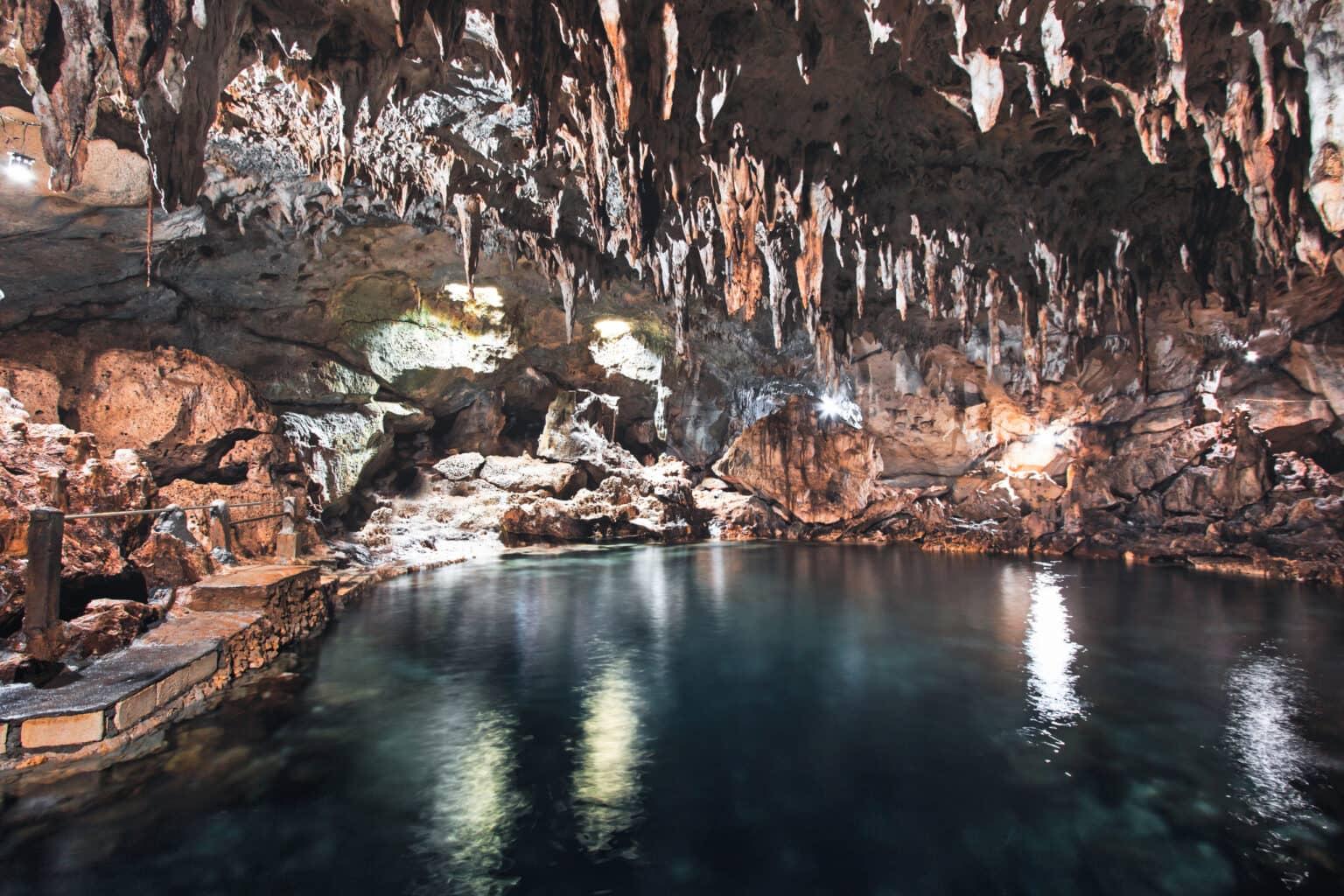 Una cueva con estalactitas en Bohol con un lago interior.