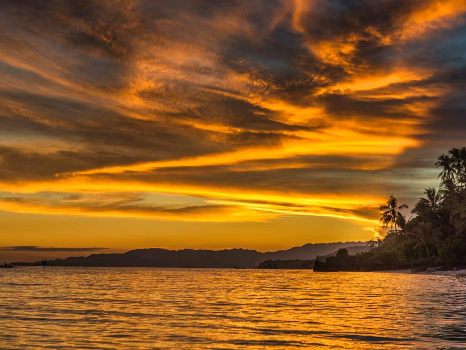 Un atardecer sobre el mar en la playa Anda en Bohol.