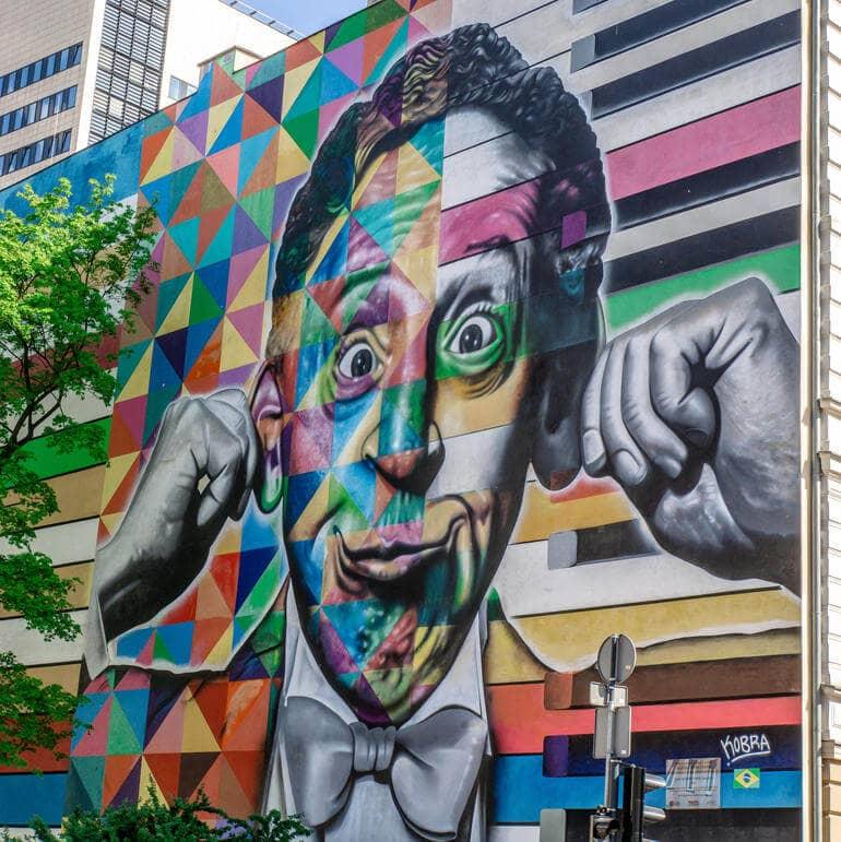 Un dibujo colorido de un hombre en una pared.