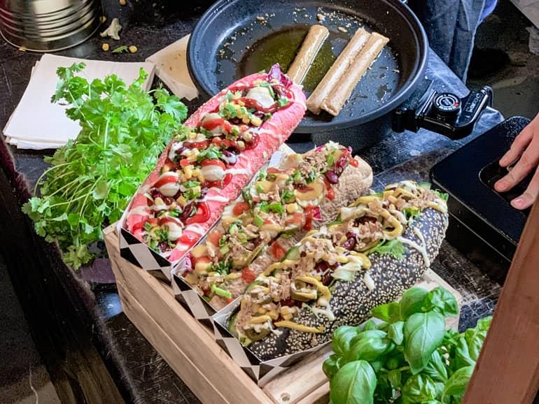 Hotdogs veganos de diferentes colores, un verdadero hallazgo en el Festival de Comida de Lodz.
