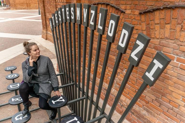 La bloguera Franzi de Coconutsports posa frente a una instalación artística en Lodz.