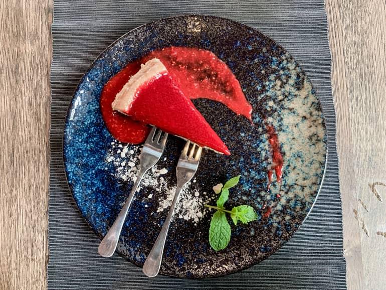 Un pastel en un plato con dos tenedores.