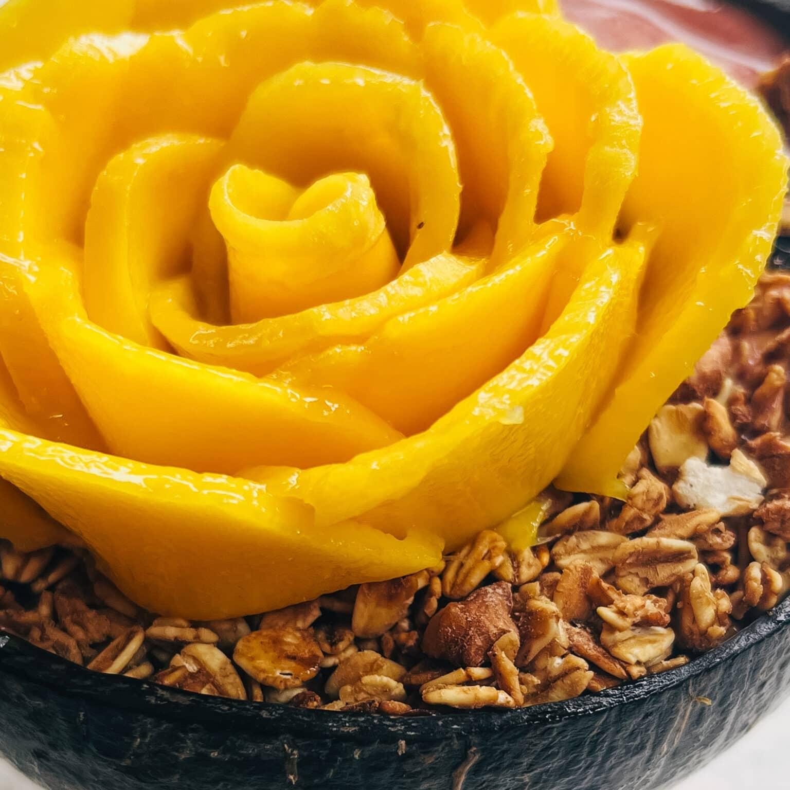 Un delicioso tazón decorado artísticamente con una rosa de mango.