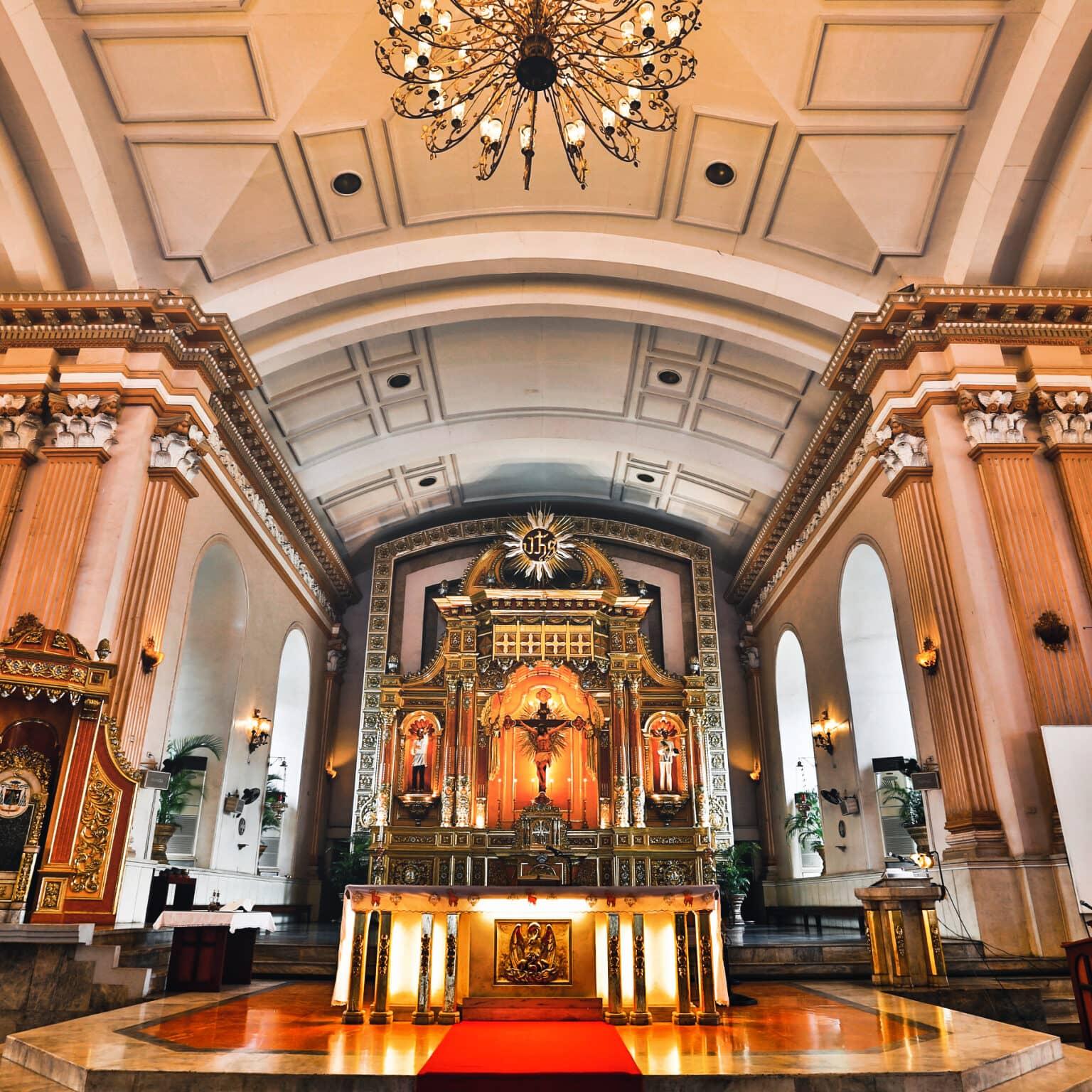 Un gran altar iluminado por luz cálida en la basílica.