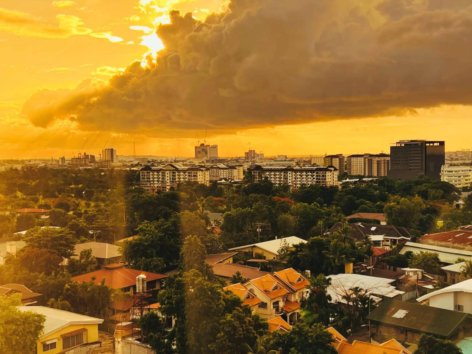 La vista desde la ventana muestra un amanecer sobre Cebu City.