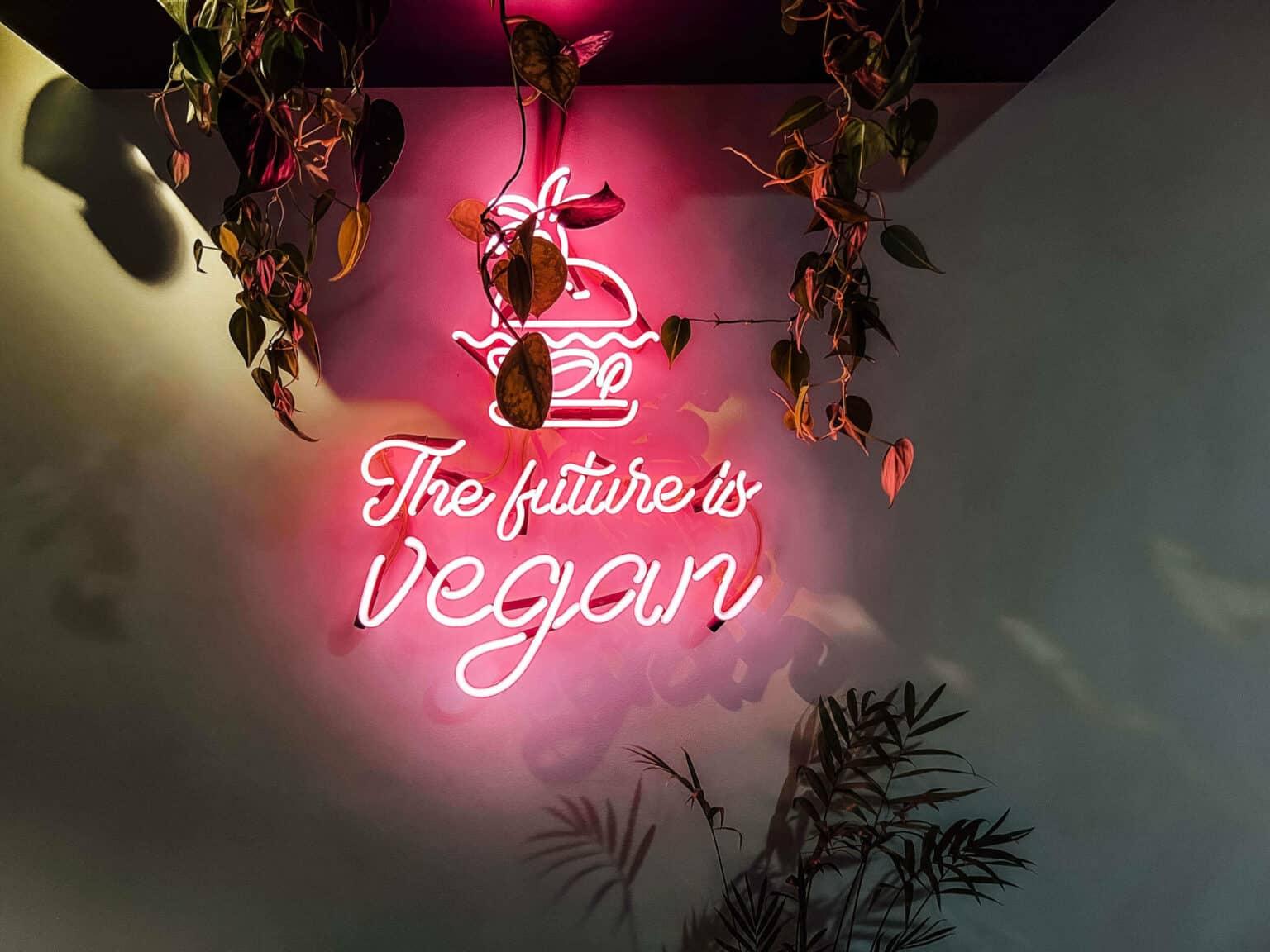Un letrero rosa brillante con las palabras 'El futuro es vegano' en el Bistro Rosehip en Vilnius.
