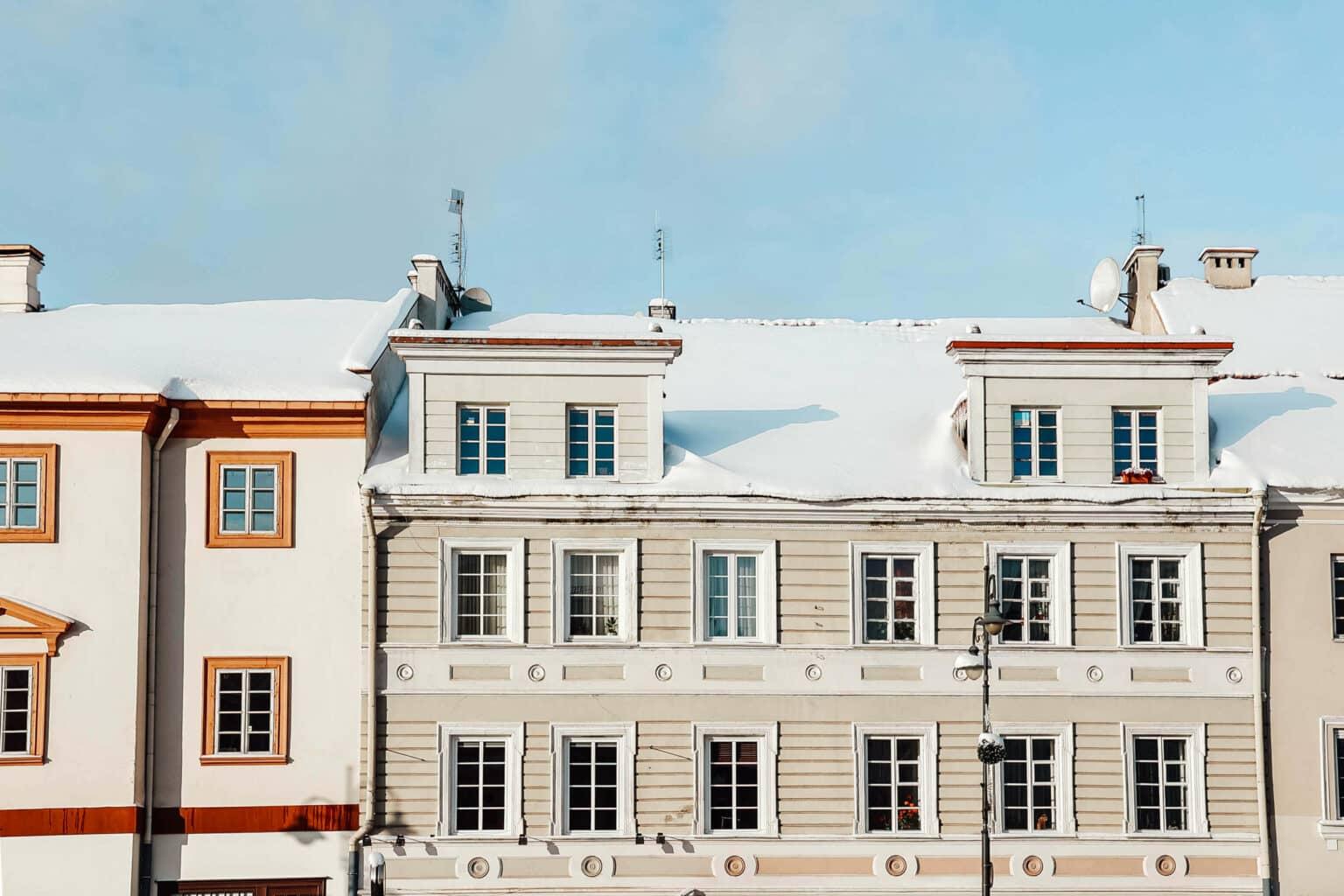Casas en el casco antiguo de Vilnius con techos nevados.