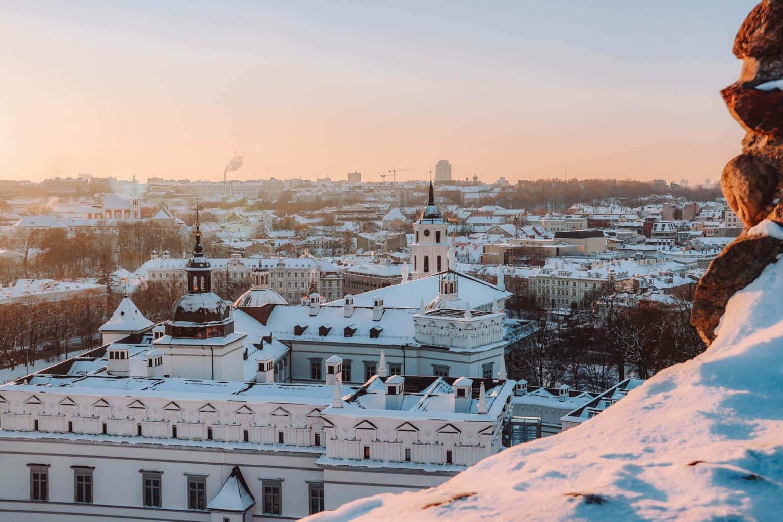 El panorama de Vilnius al atardecer desde la Torre de Gediminas.