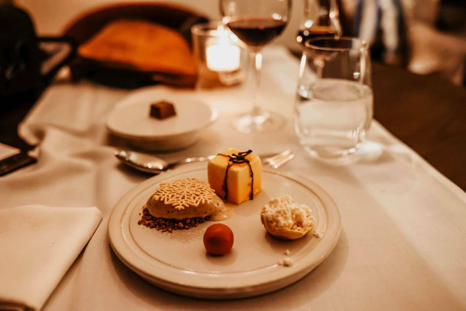 Variados pequeños postres en un plato del restaurante Ertilo Namas en Vilnius.