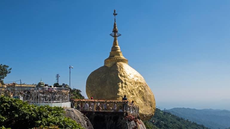Las plataformas en la roca dorada con su punta dorada ofrecen una gran vista de Kyaikto en Myanmar.