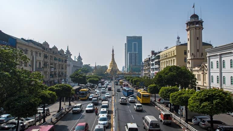 La vista de la Pagoda Sule a lo largo de las concurridas calles del centro de Yangón, Myanmar.