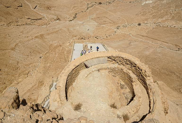 Una cisterna se encuentra en medio del desierto en Masada, Israel.