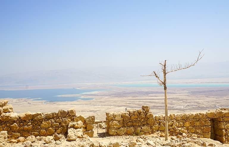 En la meseta de piedra de Masada, con vistas al Mar Muerto, Herodes construyó una fortaleza en la montaña.