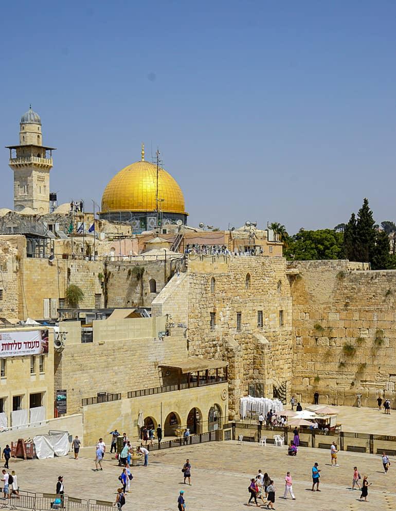 Visitantes se aglomeran en la plaza de la Muralla de las Lamentaciones y en la Cúpula de la Roca con su cúpula dorada en Jerusalén.