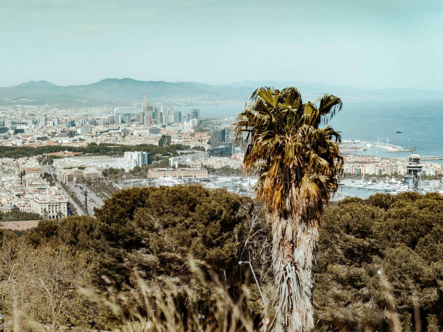 The Castell de Montjuïc may seem abandoned, but with its beautiful view over the city and the sea, it is a true insider tip.
