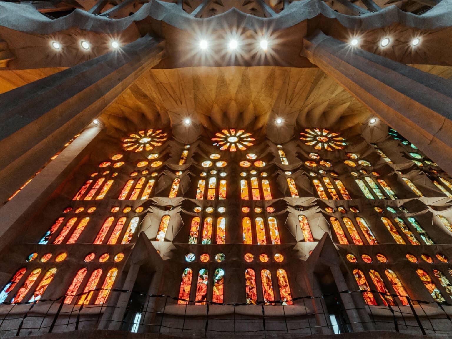 Our insider tip for the Sagrada Familia: In the morning, the light shines particularly magically through the church's stained glass windows.