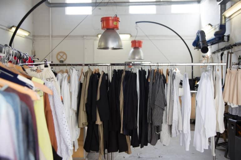 En una boutique de moda en Copenhague, las prendas cuelgan de un perchero.