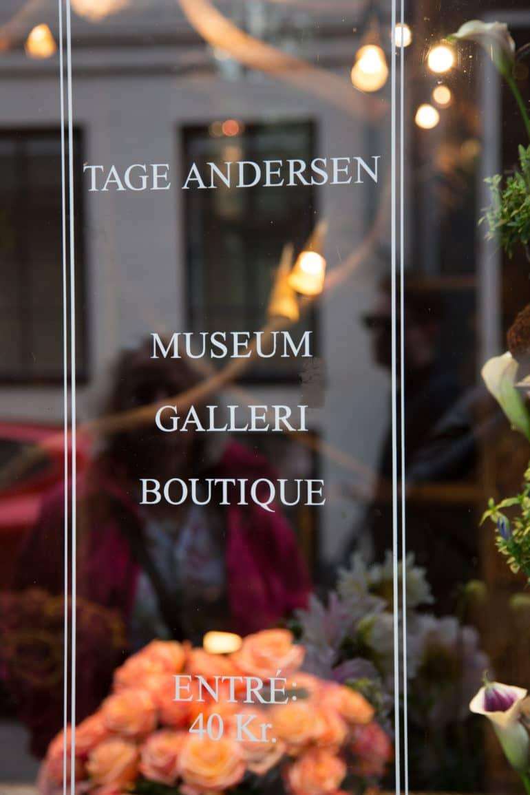La boutique de jardín de Tage Andersen en Copenhague tiene un escaparate de vidrio con una vista borrosa de las flores en venta.