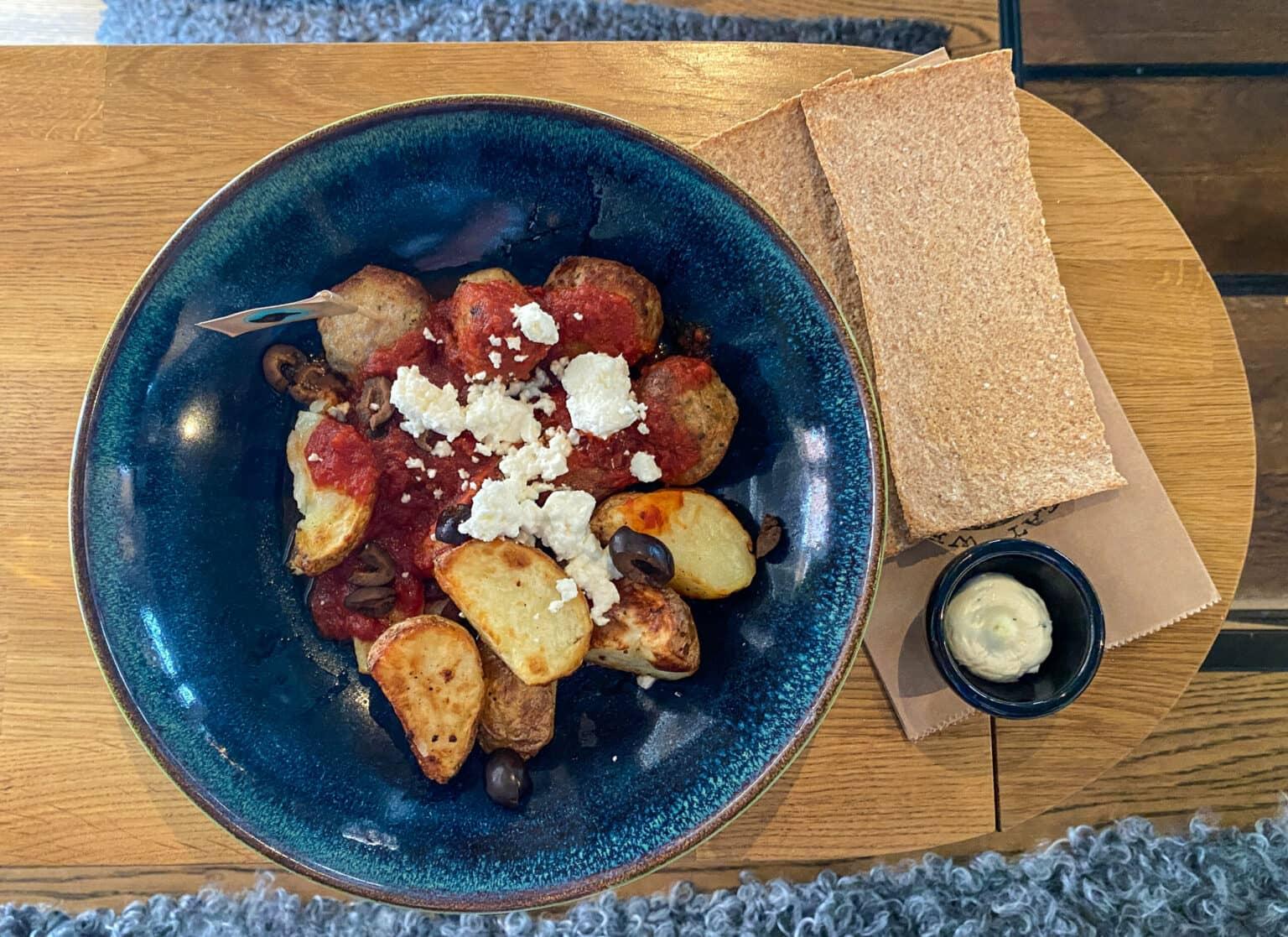 Swedish meatballs are definitely typical, but the Greek Style preparation is a real insider tip for those who can't get enough.
