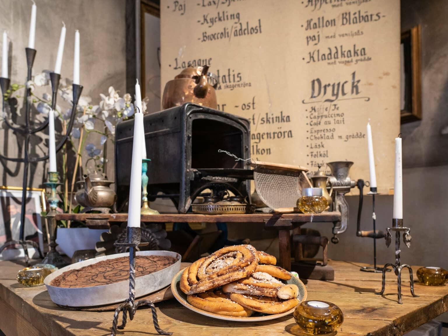 Traditional atmosphere with Swedish cuisine like the Swedish cinnamon rolls can be found at Café Kaffekoppen.